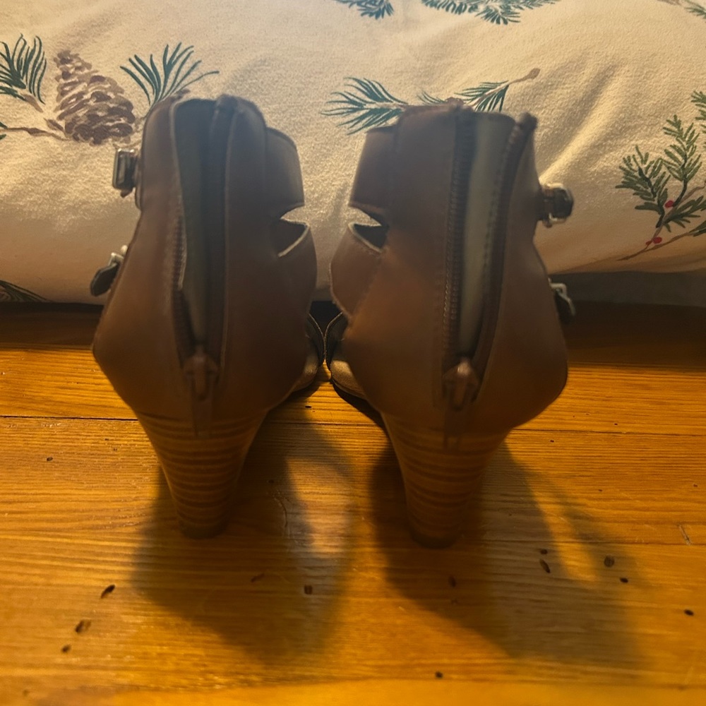 Women’s size 8 sandals w/ heel A2 by Aerosoles - Picture 2 of 4